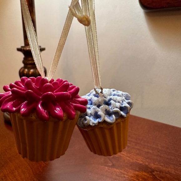Glass cupcake ornaments - Picture 3 of 5